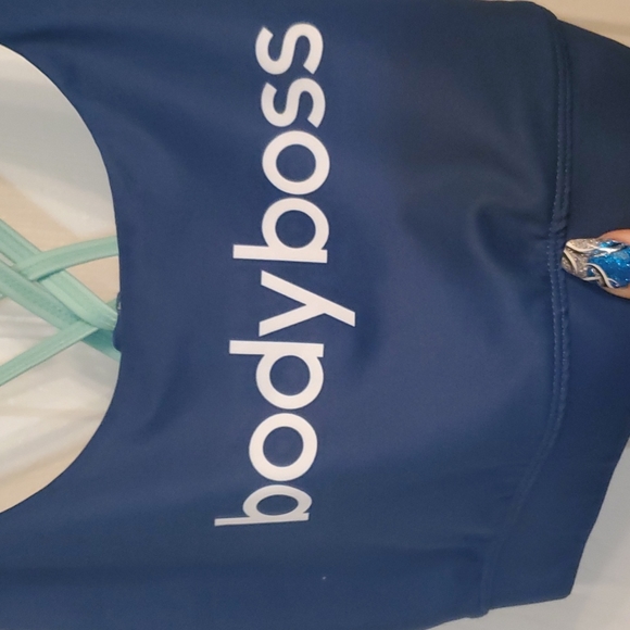 Cute workout top - Picture 2 of 4